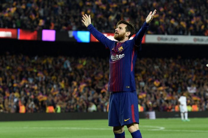       Megabintang FC Barcelona, Lionel Messi, merayakan golnya ke gawang Real Madrid dalam laga Liga Spanyol di Stadion Camp Nou, Barcelona pada 6 Mei 2018.         