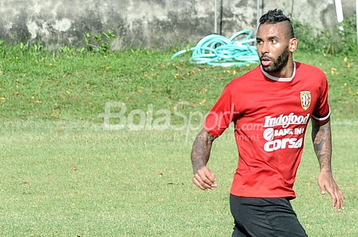 Bek Bali United, Demerson Bruno Costa, mengikuti latihan tim di Lapangan Trisakti Legian, Sabtu (9/12/2017) pagi.