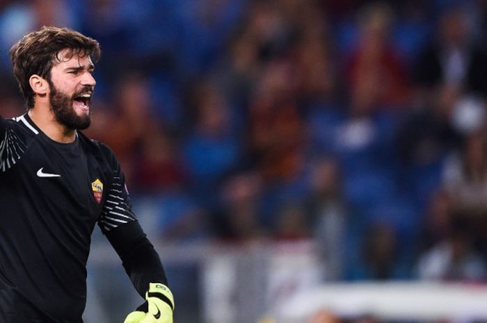 Kiper AS Roma, Alisson Ramses Becker, memberikan instruksi dalam laga Grup C Liga Champions kontra Atletico Madrid di Stadion Olimpico, Rome, Italia, Rabu (13/9/2017) dini hari WIB.