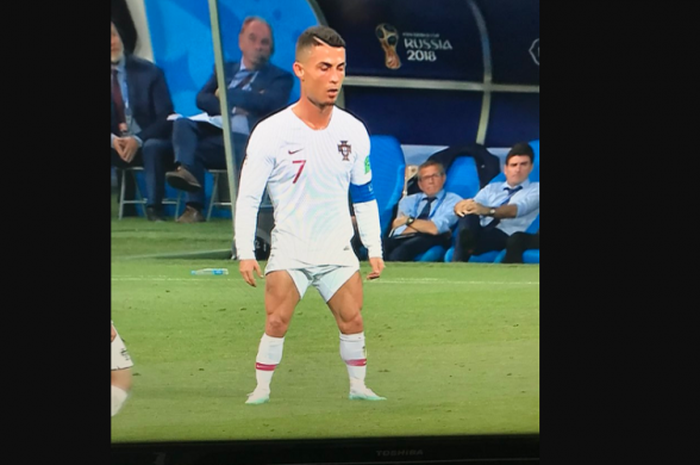 Salah satu meme Cristiano Ronaldo ketika akan melakukan tendangan bebas.