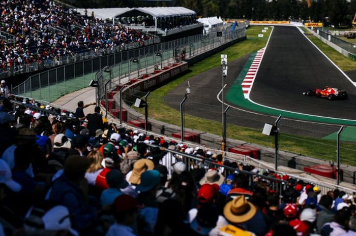 Pebalap Ferrari, Sebastian Vettel, meraih pole position pada sesi kualifikasi F1 GP Meksiko yang berlangsung di Autodromo Hermanoz Rodriguez, Mexico City, pada 28 Oktober 2017.