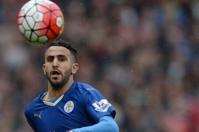 Gelandang Leicester City, Riyad Mahrez, saat melakoni laga Premier League kontra Manchester United di Stadion Old Trafford, pada 1 Mei 2016.