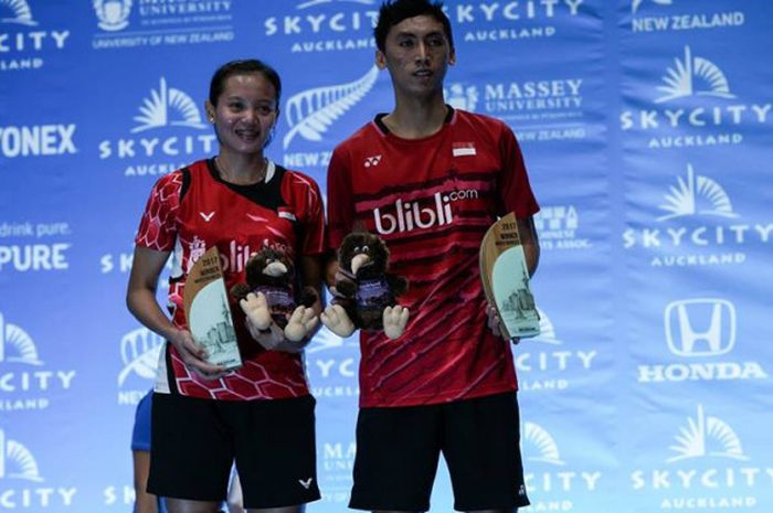 Ronald Alexander (kanan) dan Annisa Saufika memenangi SKYCITY New Zealand Open 2017 setelah mengalahkan pasangan Australia,  Sawan Serasinghe/Setyana Mapasa, dengan skor 21-19 dan 21-14.