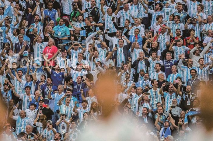  Aksi pendukung Argentina pada laga kontra Nigeria di Saint Petersburg Stadium, Saint Petersburg, Rusia pada 26 Juni 2018. 