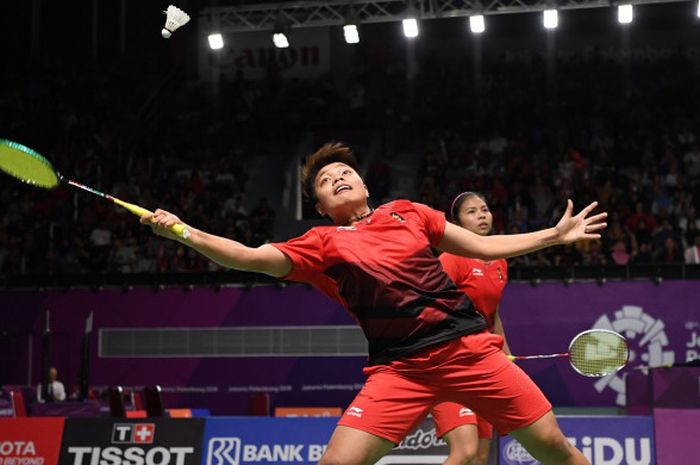 Ganda putri Greysia Polii/Apriyani Rahayu, dalam pertandingan melawan pasangan Hong Kong, Ng Tsz You/Yuen Sin Ying, dalam cabang bulu tangkis Asian Games 2018, 19 Agustus 2018 di Jakarta.