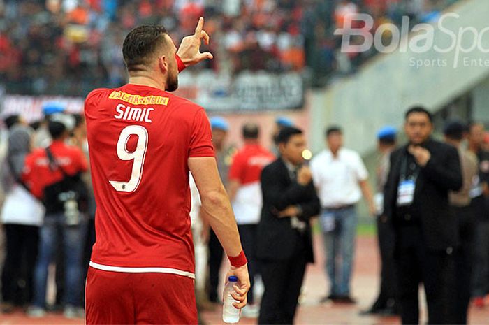 Striker Persija Jakarta, Marko Simic, menyapa pendukung timnya pada babak delapan besar Piala Presiden 2018 melawan Mitra Kukar di Stadion Manahan, Solo, Minggu (4/2/2018).