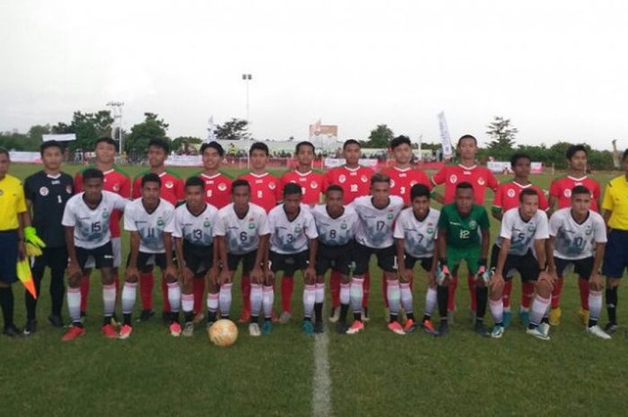 Para pemain tim pelajar U-16 Indonesia (kaus merah) dan timnas U-16 Timor Leste berpose bersama sebelum melaksanakan laga uji coba di Lapangan Bintang Timur Academy, Kabupaten Belu, Atambua, Sabtu (16/12/2017).