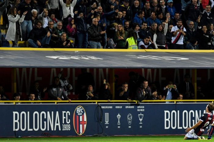 Pemain Bologna, Simone Verdi (kedua dari kanan), merayakan gol yang dia cetak ke gawang Inter Milan dalam laga Liga Italia di Stadion Renato Dall'Ara, Bologna, pada 19 September 2017.