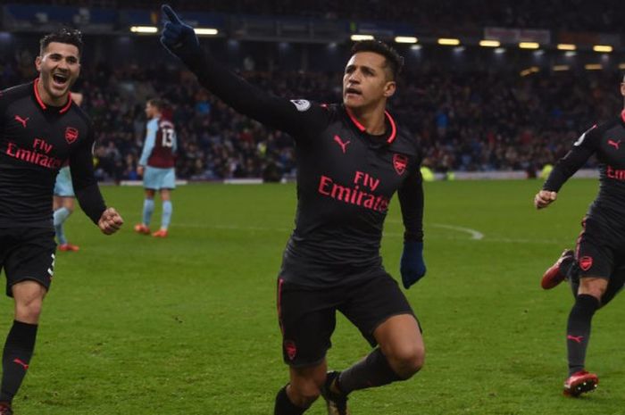 Penyerang Arsenal, Alexis Sanchez, merayakan golnya dari titik putih ke gawang Burnley pada laga Liga Inggris di Turf Moor, Burnley, pada Minggu (26/11/2017).