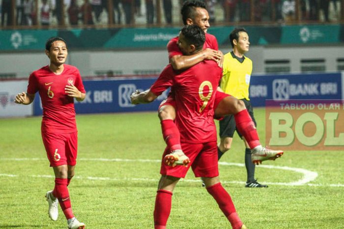 Penyerang timnas Indonesia, Irfan Jaya, memeluk Alberto Goncalves seusai mencetak gol pada laga persahabatan internasional kontra Myanmar di Stadion Wibawa Mukti, Cikarang, Selasa (10/10/2018).