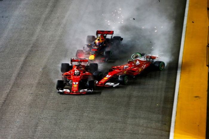 Sebastian Vettel, Kimi Raikkonen, dan Max Verstappen terlibat kecelakaan sesaat setelah start GP Singapura yang digelar Minggu (17/9/2017). 