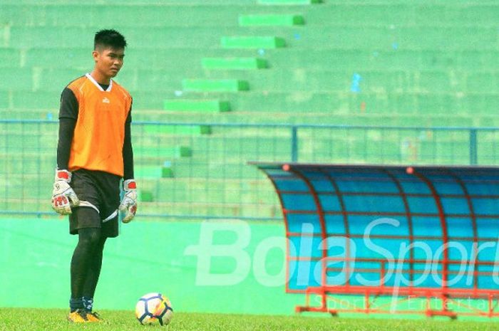 Kiper Arema FC, Kurniawan Kartika Ajie, beraksi pada sesi latihan tim pada Sabtu (30/12/2017).