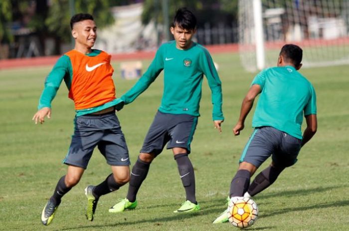 Trio pemain timnas U-19 Indonesia dalam sesi game internal di Stadion UNY, Sleman pada Sabtu (5/8/2017) pagi. 