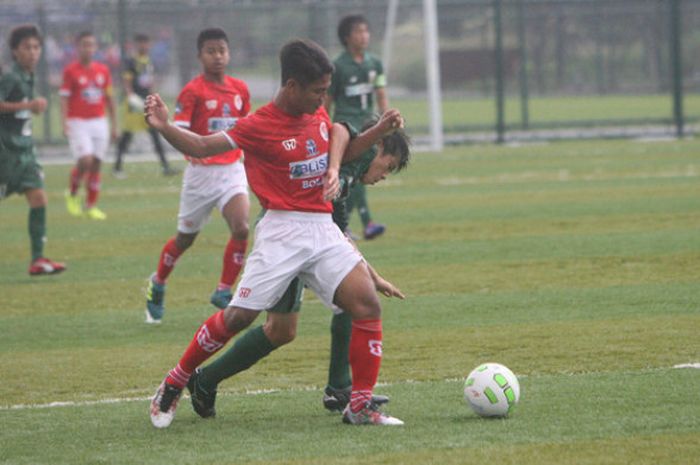 Gelandang tim pelajar Indonesia U-15, Arif Nulhakim Lubis, saat menghadapi wakil asal Jepang, Gifu FC, di perempat final Piala Gothia China 2017 di Gothia Football Park, Shenyang, China, pada Kamis (17/8)