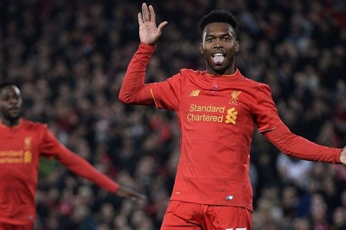 Aksi perayaan gol penyerang Liverpool, Daniel Sturridge (kanan), setelah menjebol gawang Tottenham Hotspur dalam partai Piala Liga Inggris di Anfield, Liverpool, 25 Oktober 2016.