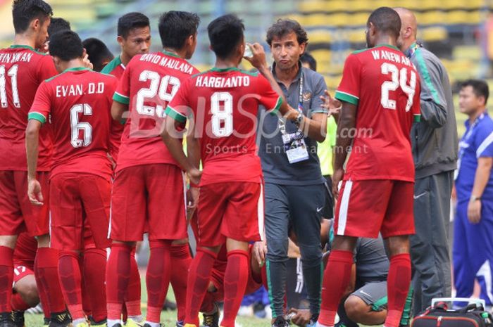 Pelatih Timnas U-22 Indonesia Luis Milla memberi arahan saat water break babak pertama pada laga terakhir Grup B SEA Games 2017 versus Kamboja, Kamis (24/8/2017) sore WIB, di Stadion Shah Alam, Selangor, Malaysia. 