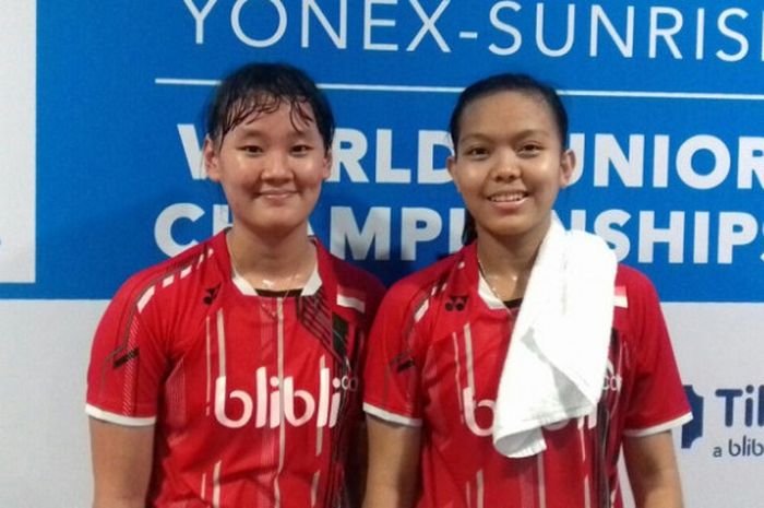 Pasangan ganda putri Indonesia, Agatha Imanuela/Siti Fadia Silva Ramadhanti, berpose setelah menjalani laga babak 16 besar Kejuaraan Dunia Junior 2017 yang berlangsung di GOR Among Rogo, Yogyakarta, Kamis (19/10/2017).