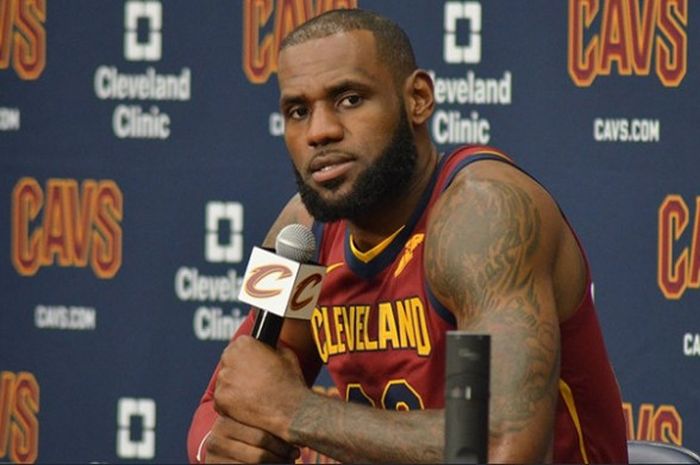 LeBron James saat menjalani wawancara dalam acara Cavs Media Day yang berlangsung Senin (25/9/2017).