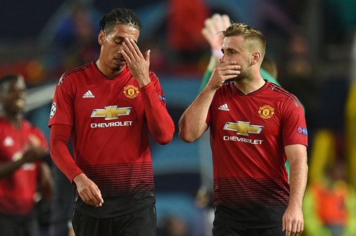 Ekspresi pemain Manchester United, Chris Smalling (kiri) dan Luke Shaw, seusai laga Grup H Liga Champions melawan Juventus di Stadion Old Trafford, Manchester, Inggris pada 23 Oktober 2018.