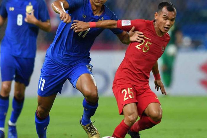 Aksi Riko Simanjuntak saat berlaga melawan Thailand dalam lanjutan laga grup B Piala AFF 2018, di Stadion Rajamangala, Sabtu (17/11/2018).