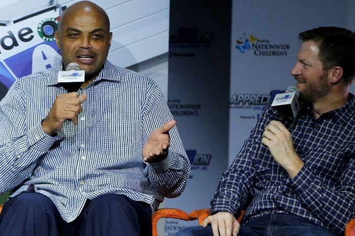 Charles Barkley (kiri) dan Dale Earnhardt Jr saat menjadi pembicara pada acara bertajuk Appreci88ion: An Evening With Dale Earnhardt Jr yang berlangsung di The Cosmopolitan of Las Vegas, Las Vegas, Nevada, Amerika Serikat, 28 November 2017.