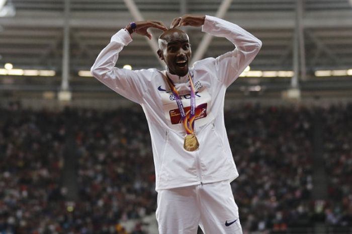 Pelari jarak menengah Inggris Raya, Mohamed Farah (Mo Farah), berpose di atas podium setelah meraih medali emas dari nomor 10.000 meter pada Kejuaraan Dunia Atletik di London Stadium, London, Inggris, Jumat (4/8/2017) waktu setempat.