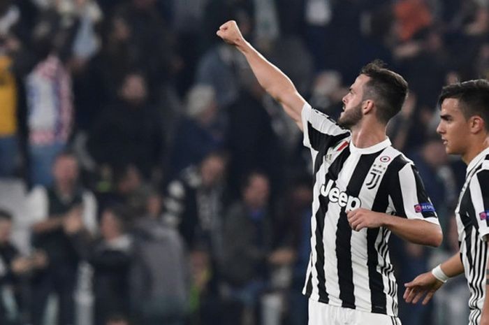 Gelandang Juventus, Miralem Pjanic (kiri), merayakan golnya bersama Paulo Dybala dalam laga Grup D Liga Champions kontra Sporting CP di Juventus Stadium, Turin, Italia, pada 18 Oktober 2017.