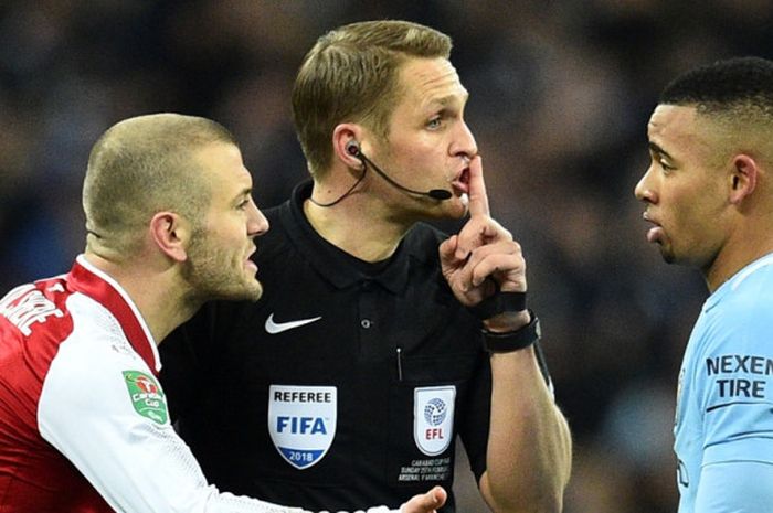 Wasit Craig Paswon menenangkan gelandang Arsenal, Jack Wilshere (kiri), dan penyerang Manchester City, Gabriel Jesus, dalam laga final Piala Liga Inggris di Stadion Wembley, London, pada 25 Februari 2018.