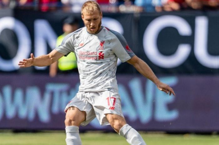 Aksi Ragnar Klavan dalam partai International Champions Cup Liverpool lawan Manchester United di Ann Arbor, Michigan, 28 Juli 2018.