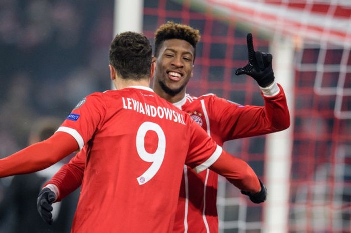 Striker Bayern Muenchen, Robert Lewandowski (kiri), merayakan golnya bersama Kingsley Coman dalam laga leg pertama babak 16 besar Liga Champions kontra Besiktas di Stadion Allianz Arena, Muenchen, Jerman, pada 20 Februari 2018.