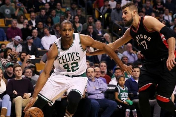 Pebasket Celtics, Al Horford (kiri) melakukan drive di depan pebasket Toronto Raptors Jonas Valanciu