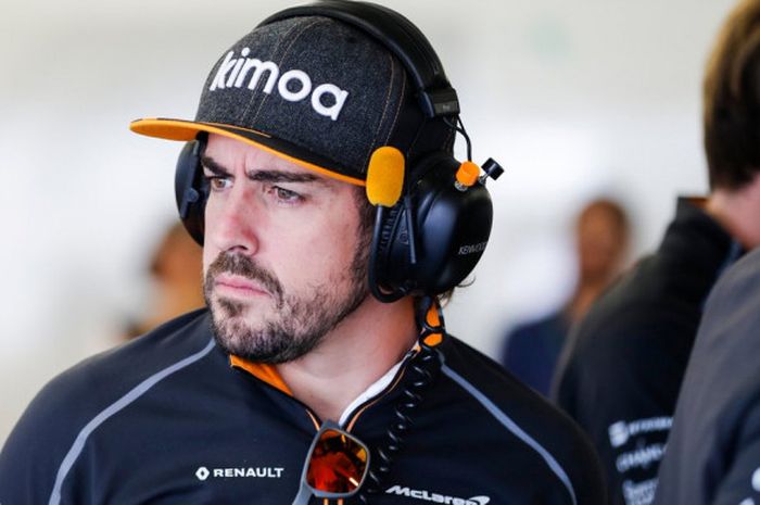 Fernando Alonso saat berada di paddock tim McLaren dalam sebuah sesi F1 GP Brasil 2018.