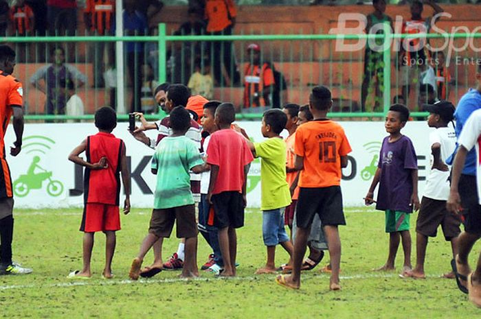 Suporter Perseru Serui berfoto bersama pemain Perseru usai kemenangan atas Arema FC di Stadion Marora,  Serui pada (29/9/2017) .