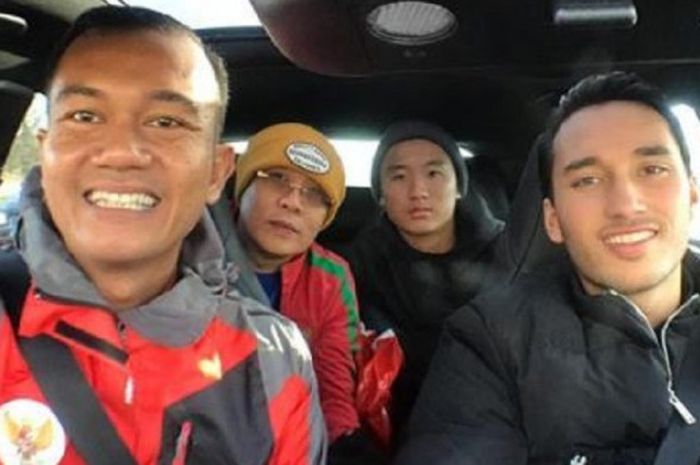 Jovanni Renaldi bersama  Wide Putra, Ezra Walian dan ayahnya saat tiba di Belanda.