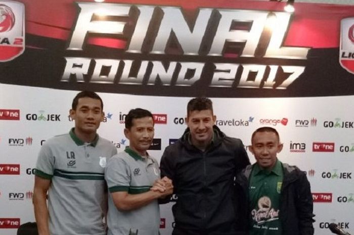 Pelatih PSMS Medan Djadjang Nurdjaman dan Pelatih Persebaya Surabaya Angel Alfredo Vera bersalaman dalam jumpa pers di Hotel Courtyard, Kota Bandung, Senin (27/11/2017) 