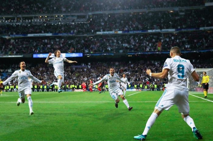 Penyerang Real Madrid, Karim Benzema (kanan), merayakan gol yang dicetak ke gawang Bayern Muenchen dalam laga leg kedua semifinal Liga Champions di Stadion Santiago Bernabeu, Madrid, Spanyol pada 1 Mei 2018.