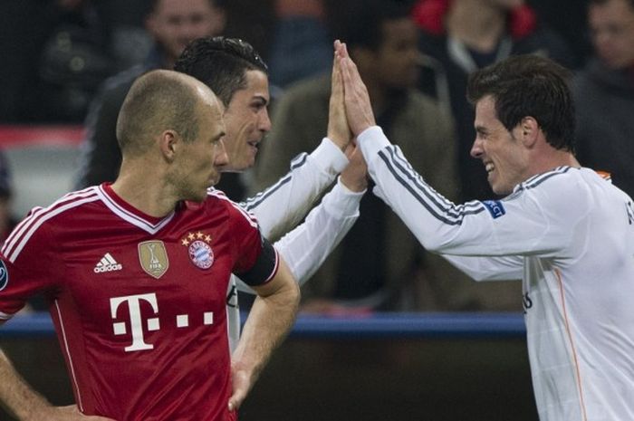  Pemain Bayern Muenchen, Arjen Robben (kiri) melihat pemain Real Madrid, Gareth Bale dan Cristiano Ronaldo, merayakan kemenangan 4-0 di semifinal Liga Champions di Fussball Arena, 29 April 2014. 