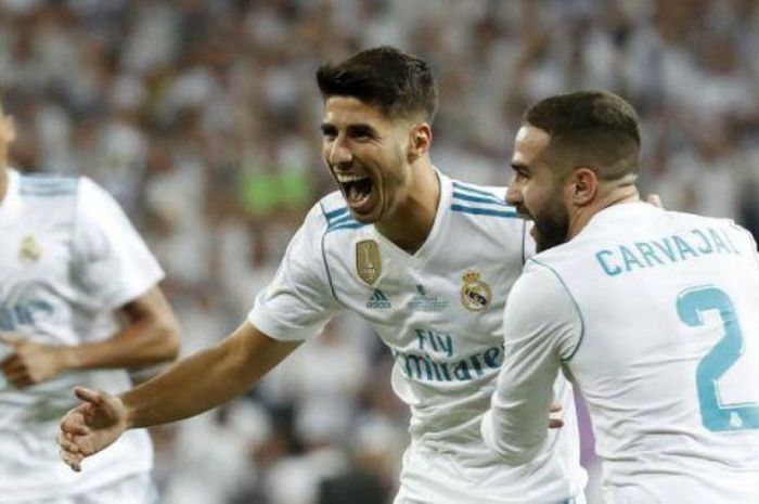 Gelandang serang muda Real Madrid, Marco Asensio (tengah), tampak semringah usai membobol gawang Barcelona lewat sepakan jarak jauh fantastis di ajang Piala Super Spanyol, Kamis (17/8/2017).