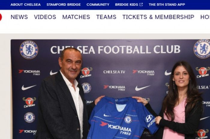 Pelatih Chelsea, Maurizio Sarri, bersama Direktur Marina Granovskaia, dalam sesi perkenalannya sebagai nakhoda anyar The Blues pada 14 Juli 2018.