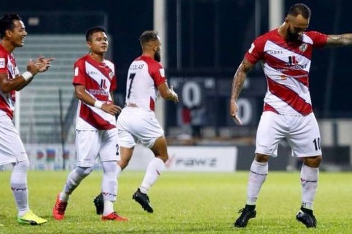 Selebrasi striker Kuala Lumpur FA, Guilherme de Paula (kanan) seusai mencetak enam gol kemenangan 6-0 timnya atas ATM FA pada laga Liga Premier Malaysia 2017 di Stadion Selayang, 23 Mei 2017. 