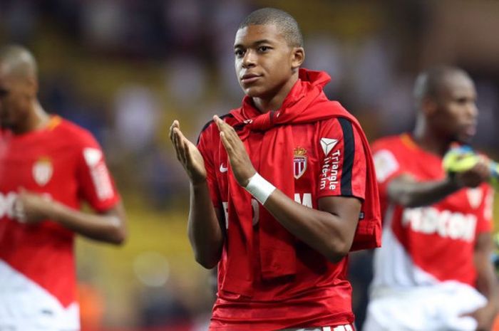 Penyerang AS Monaco, Kylian Mbappe, memberi tepuk tangan setelah laga Liga Prancis, Monaco vs Marseille usai pada 27 Agustus 2017 di Stade Louis II, Monako.