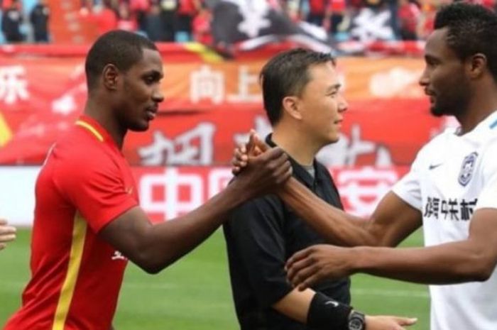 Striker Changcun Yatai, Idion Ighalo (kiri) bersalaman dengan rekan senegaranya yang membela Tianjin Teda, John Obi Mikel pada laga Liga Super China 2018. 