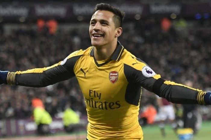 Penyerang Arsenal, Alexis Sanchez, melakukan selebrasi seusai mencetak gol ke gawang West Ham United, dalam laga Premier League di Stadion London, Sabtu (3/12/2016).