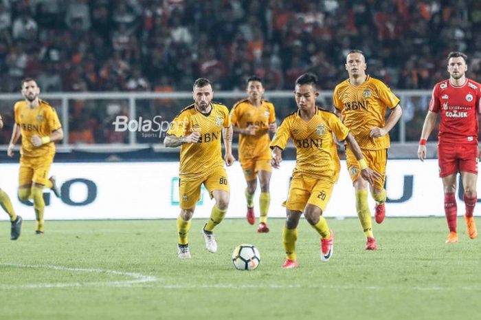 Pemain Bhayangkara FC, Sani Rizki Fauzi, membawa bola dalam laga pembuka Liga 1 2018 kontra Persija Jakarta di Stadion Utama GBK pada Jumat (23/3/2018).