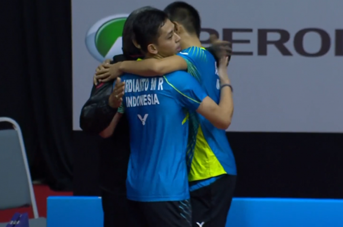 Herry IP, Muhammad Rian Ardianto, dan Fajar Alfian berpelukan setelah memastikan diri menang atas Goh V Shem/Tan Wee Kiong di final Malaysia Masters 2018, Minggu (21/1/2018) di Axiata Arena, Bukit Jalil, Kuala Lumpur.