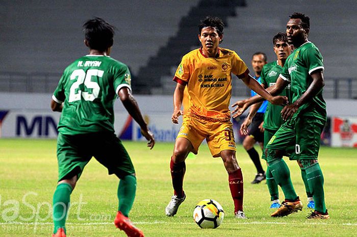 Pemain Persebaya, M. Irvan, bersiap menendang bola saat Persebaya Surabaya melawan Sriwijaya FC pada babak penyisihan Grup B Piala Gubernur Kaltim 2018 di Stadion Batakan Balikpapan, Kalimantan Timur Rabu (28/02/2018) malam.