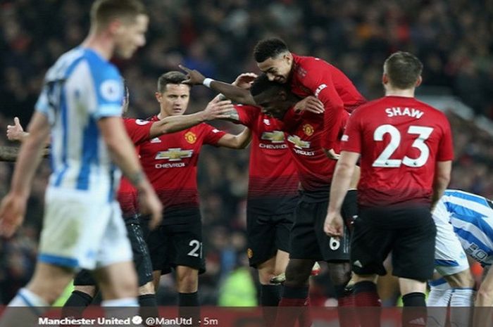 Para pemain Manchester United, merayakan gol Paul Pogba ke gawang Huddersfield Town, dalam laga pekan ke-19 Liga Inggris di Stadion Old Trafford, Rabu (26/12/2018)