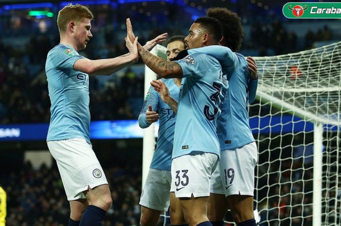 Para pemain Manchester City merayakan gol yang dicetak ke gawang Burton Albion dalam laga leg pertama semifinal Piala Liga Inggris di Stadion Etihad, Manchester pada 9 Januari 2019.