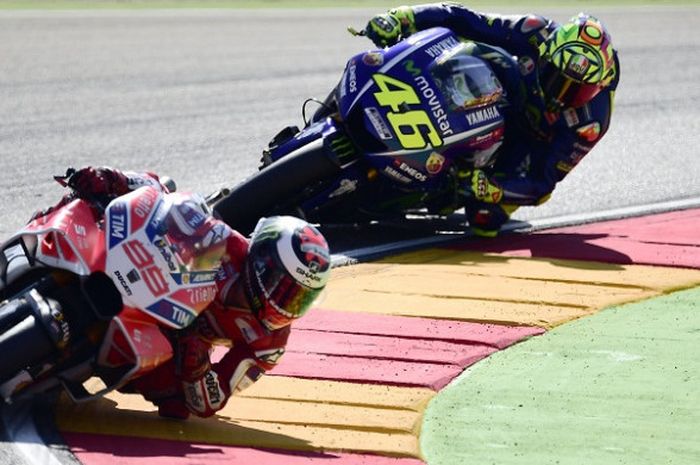 Pebalap Ducati Team, Jorge Lorenzo (depan), dibuntuti oleh pebalap Movistar Yamaha, Valentino Rossi, pada balapan GP Aragon di MotorLand Aragon, Minggu (24/9/2017).