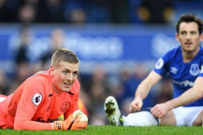 Kiper Jordan Pickford dan bek Leighton Baines bereaksi di lapangan setelah Everton kebobolan gol ketiga oleh Manchester City pada laga Liga Inggris di Stadion Goodison Park, Liverpool, Sabtu (31/3/2018).